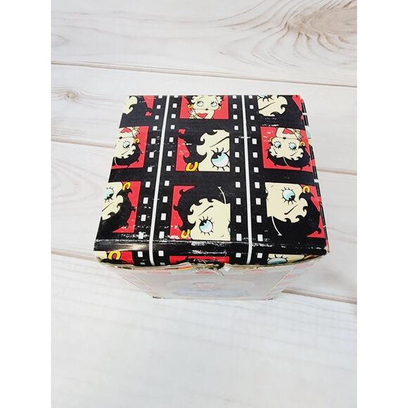 Vintage 1995 Betty Boop Musical Snowglobe I Wanna Be Loved By You - Vandor READ - Picture 15 of 16